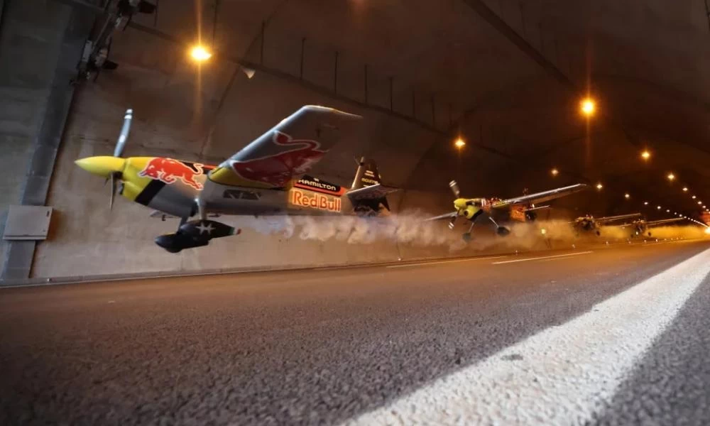 Ιταλός πιλότος πέταξε μέσα σε τούνελ και πέτυχε Ρεκόρ Γκίνες